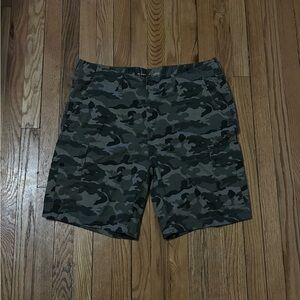 camo cargo shorts!!